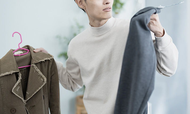 自己流で服を選んでいる写真