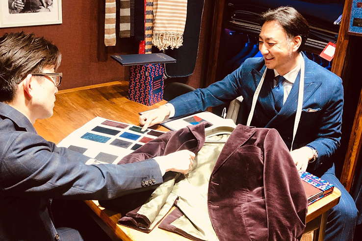 男DY研究室の会議室で生地について打ち合わせる写真