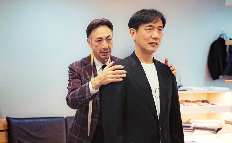 男DY研究室のフィッティングルームでスーツをフィッティングしている写真